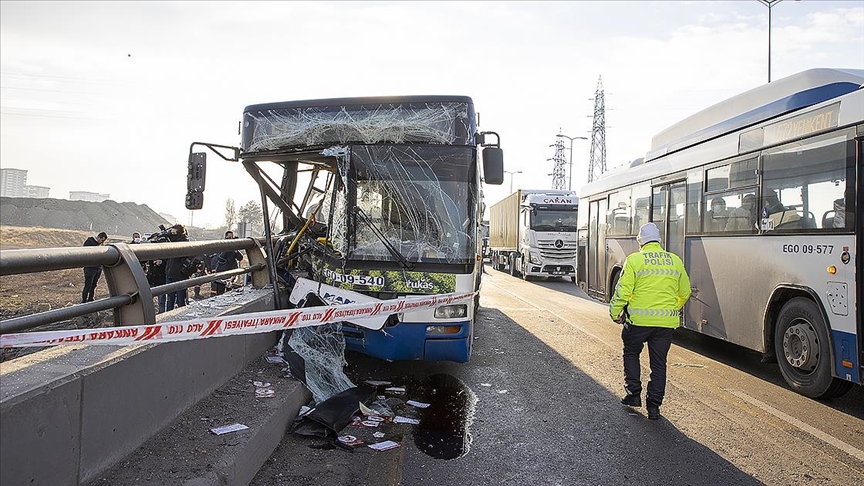 Ankarada belediye otobüsü köprü korkuluklarına çarptı: 24 yaralı
