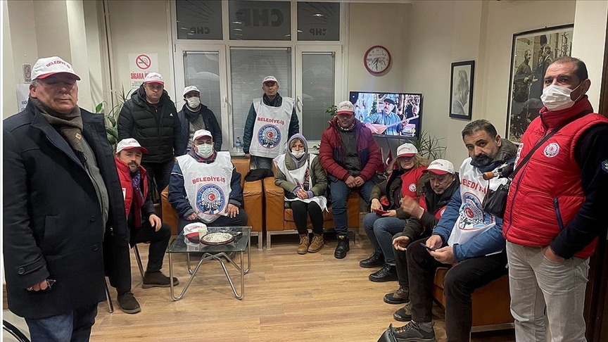 Grevdeki işçilerden CHP Bakırköy İlçe Başkanlığında 'bekleme eylemi'