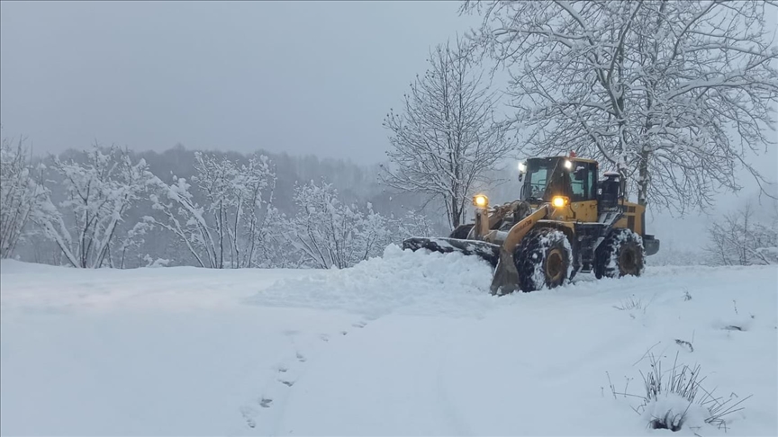 Kar yağışı nedeniyle 13 ilde 2198 yerleşim yerine ulaşım sağlanamıyor