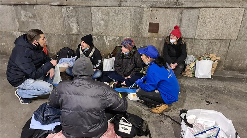 Almanya'da yaşayan Türkler sokakta kalan ihtiyaç sahiplerine yemek ve hediye dağıttı
