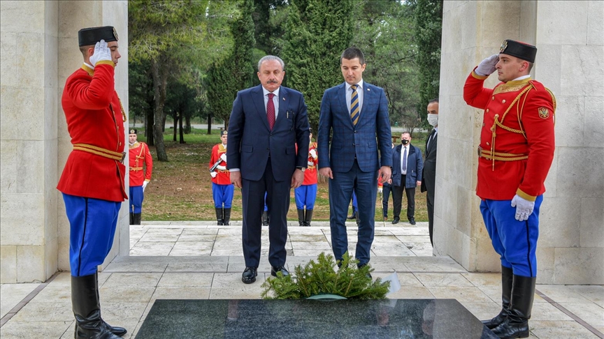 Podgorica: Bečić i Sentop položili vijenac na spomenik Partizanu borcu