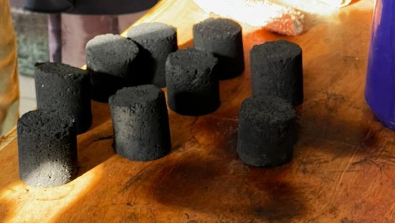 Corncob briquette: Students in Somalia discover alternative to charcoal