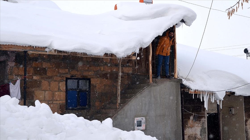 Muş'ta bazı köylerde evler kar altında kaldı