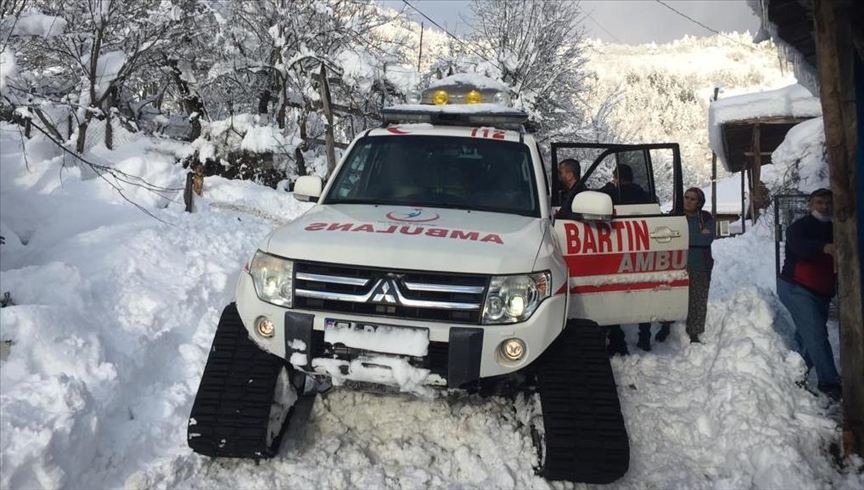 Bartında kar nedeniyle köyde mahsur kalan hastaya 3 saatte ulaşıldı