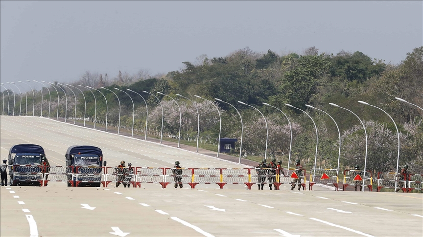 Cientos de personas huyen a Tailandia por ataques aéreos del Ejército en Myanmar  