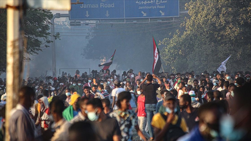 Sudanda halk tam sivil yönetim için sokaklara indi
