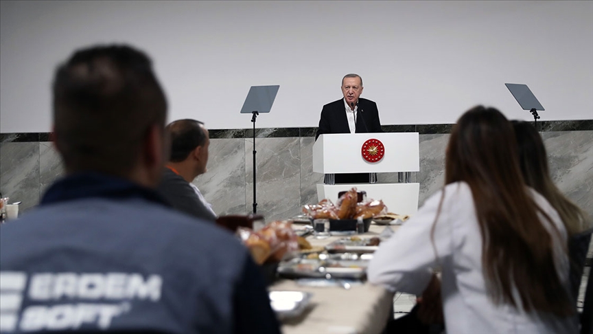 Cumhurbaşkanı Erdoğan, işçilerle akşam yemeğinde bir araya geldi