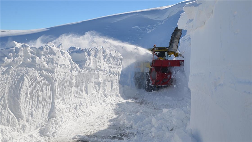 Turska: Visina snježnog pokrivača i do četiri metra, intenzivni radovi na čišćenju puteva