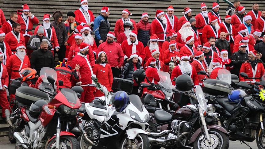 Humanitarna akcija u Novom Sadu: "Moto Deda Mrazovi" decu obradovali paketićima