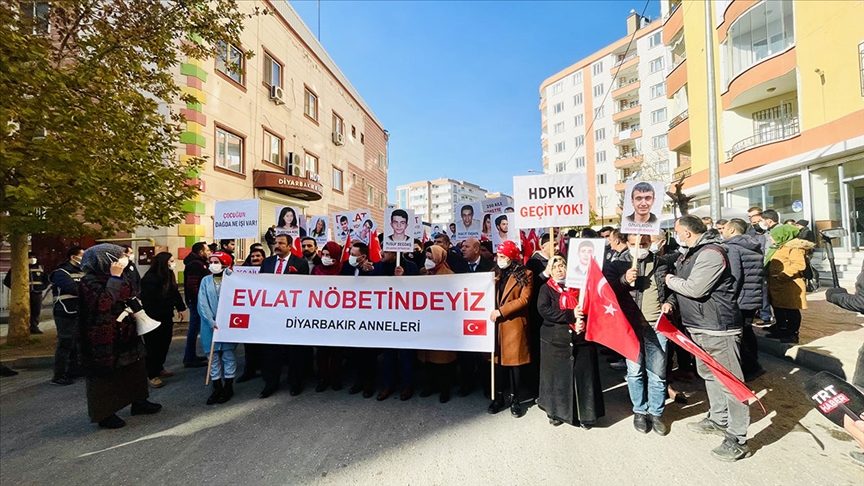 Diyarbakır anneleri 250'nci ailenin katılımıyla teröre tepki yürüyüşü düzenledi