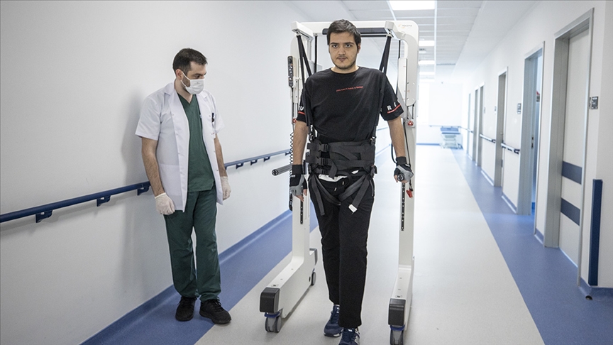 Kaza sonucu felç kalan genç, robotik rehabilitasyon ile ayağa kalktı