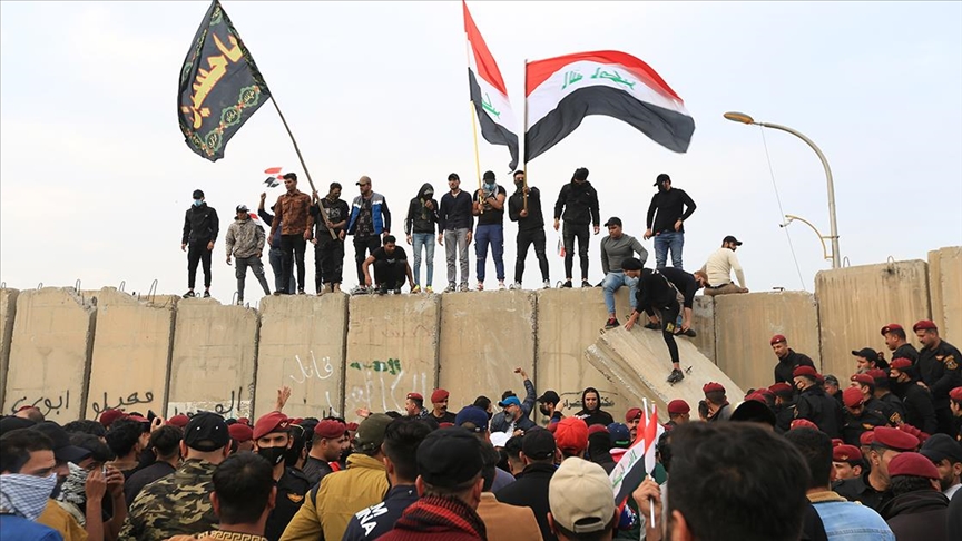 Irak'ta seçim sonuçlarına itiraz eden göstericiler Yeşil Bölge'ye girişleri kapattı