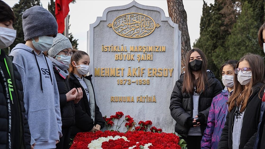 Milli şair Mehmet Akif Ersoy vefatının 85. yılında kabri başında anıldı