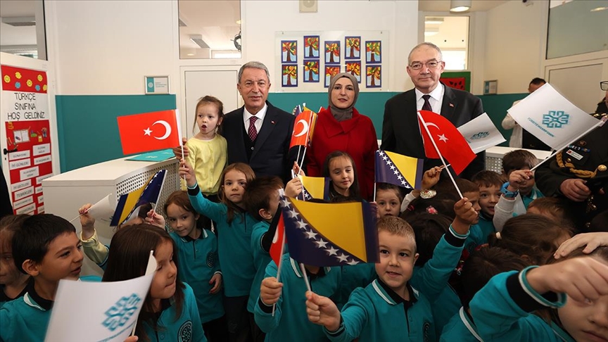 Boşnak öğrencilerden Bakan Akar'a 'Plevne Marşı' sürprizi