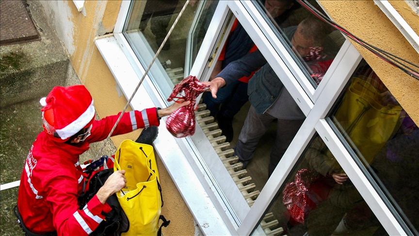 Ekipa GSS-a spuštanjem niz zgradu dostavila poklone korisnicima Zavoda Pazarić