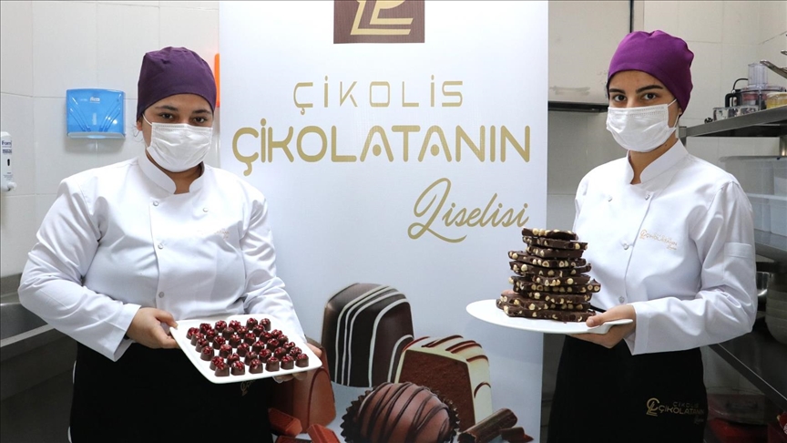 Sivasta lise öğrencileri kurdukları atölyede seri çikolata üretimine başladı