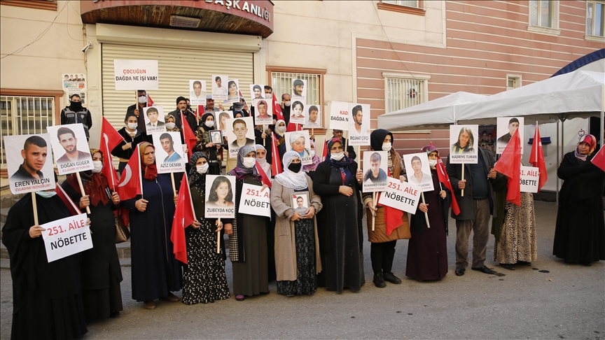 В турецком Диярбакыре 848-й день продолжается сидячая акция родителей