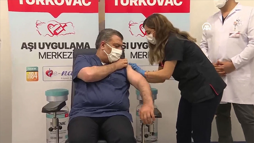 Sağlık Bakanı Koca, hatırlatma dozu olarak yerli Kovid-19 aşısı TURKOVACı yaptırdı