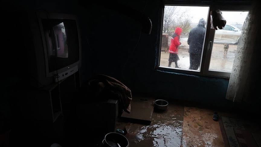 Edirnedeki selde evlerini su basan aileye devlet yardım elini uzattı