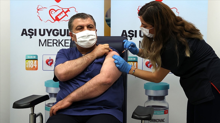 Sağlık Bakanı Koca, hatırlatma dozu olarak yerli Kovid-19 aşısı TURKOVAC'ı yaptırdı