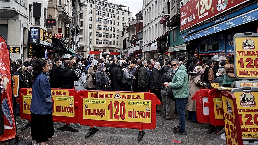 İstanbul'da yılbaşı öncesi alışveriş hareketliliği yaşanıyor