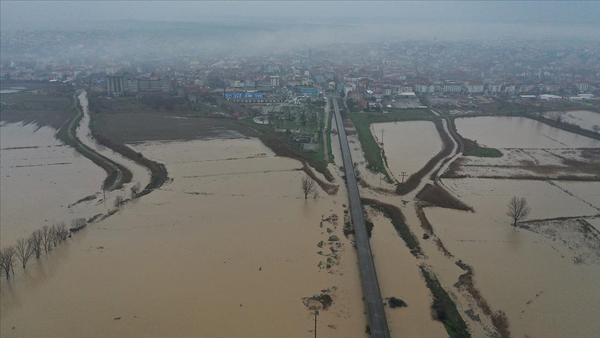 Ergene Nehri'nin yatağından taşması nedeniyle bazı köy yolları ulaşıma kapandı