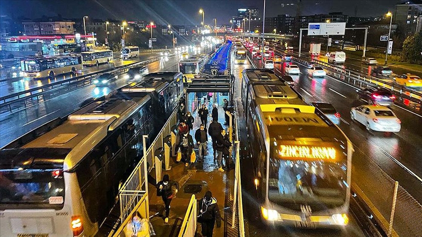Merter’de arızalanan metrobüs, yoğunluğa neden oldu