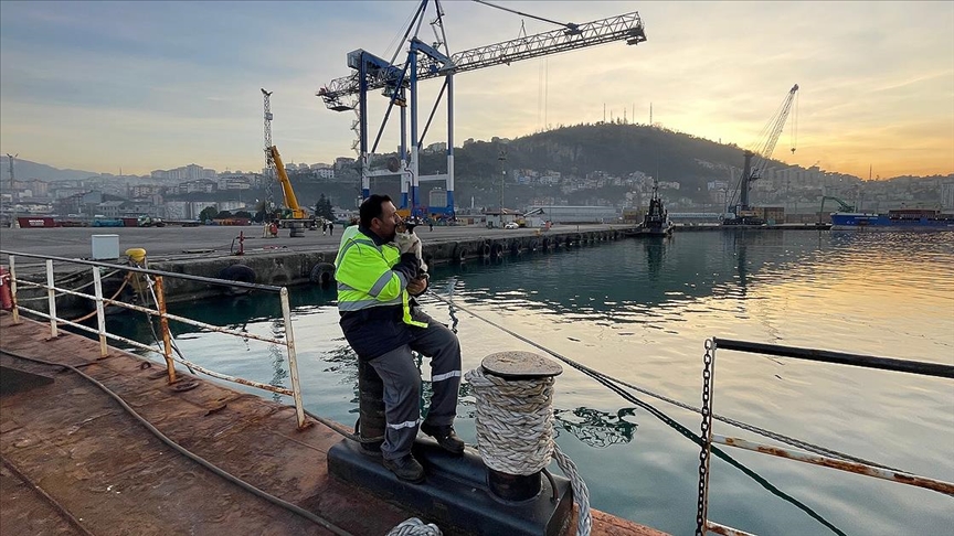 Gemide dünyaya gelen kedi tayfanın yol arkadaşı oldu
