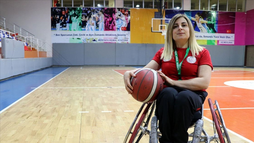 Engelli basketbol takımının tek kadın oyuncusu koçluk da yapıyor