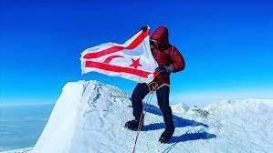 Un alpiniste chypriote turc hisse le drapeau de son pays sur le plus haut sommet de l'Antarctique