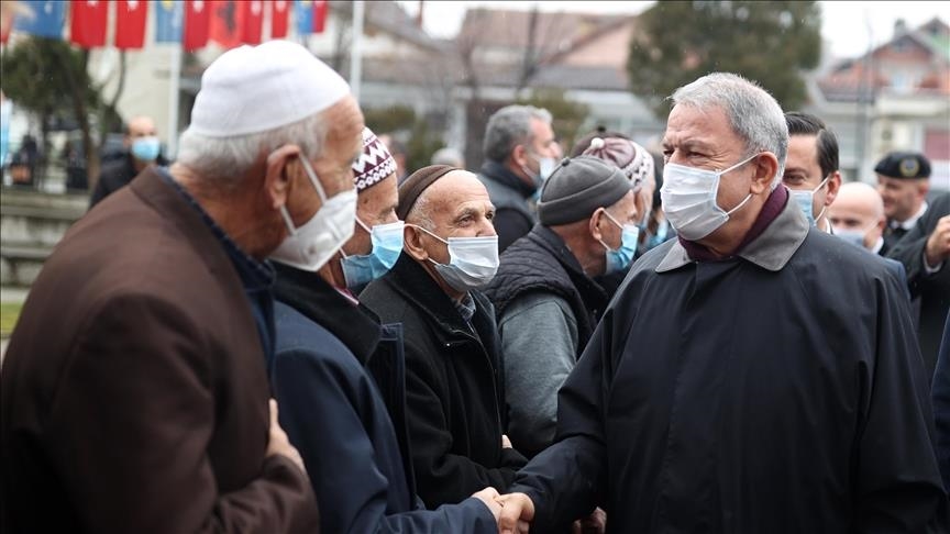 أتراك كوسوفو يحتفون بزيارة وزير الدفاع التركي 