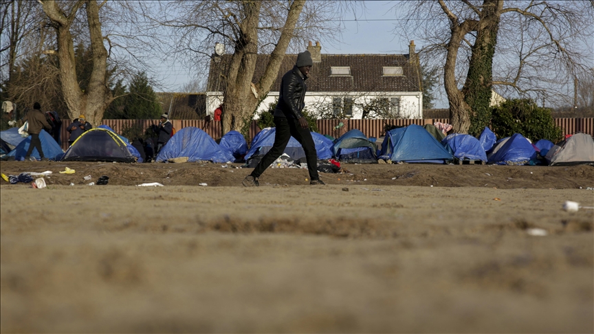 Police in French city of Calais clash with migrants