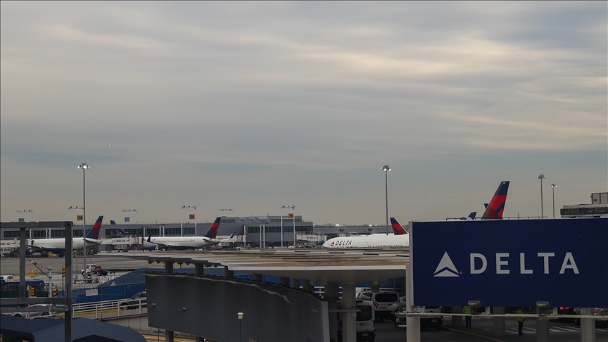 Omicron variant creates airline chaos in US