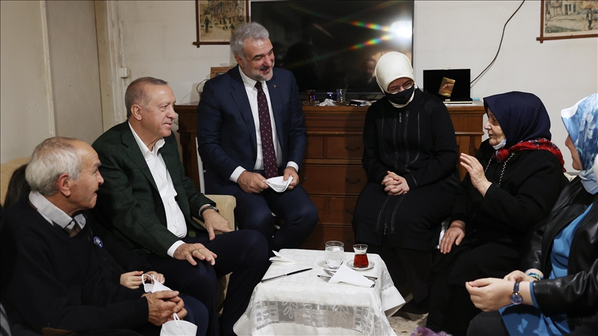 Cumhurbaşkanı Erdoğan, örnek gösterdiği mahalle kadın kolları başkanı Hatem Kurtu ziyaret etti