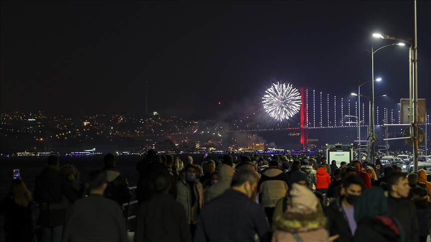 Turkiye brings in New Year with fireworks, light shows, decorations