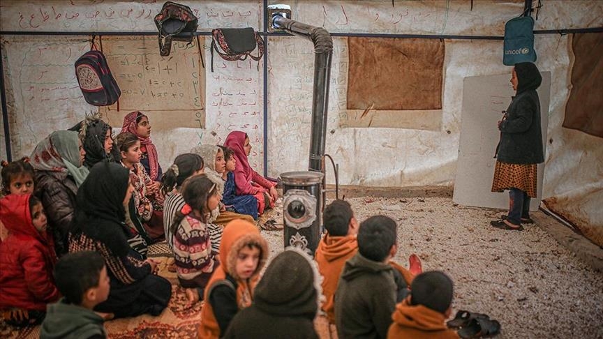 Idlib: Mališani u neuvjetnim šatorima maštaju o učionici sa klupama