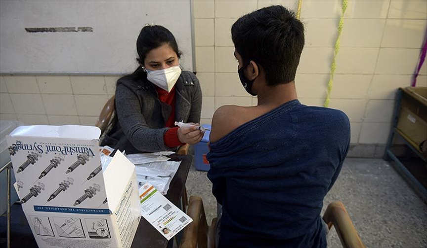India inicia vacunación contra la COVID-19 para jóvenes con edades entre los 15 y 18 años