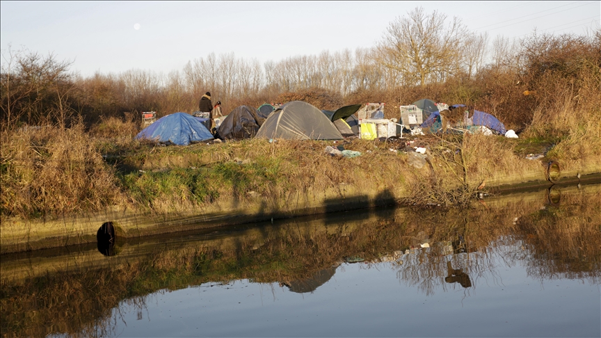 Police in France evict irregular migrants from makeshift camp