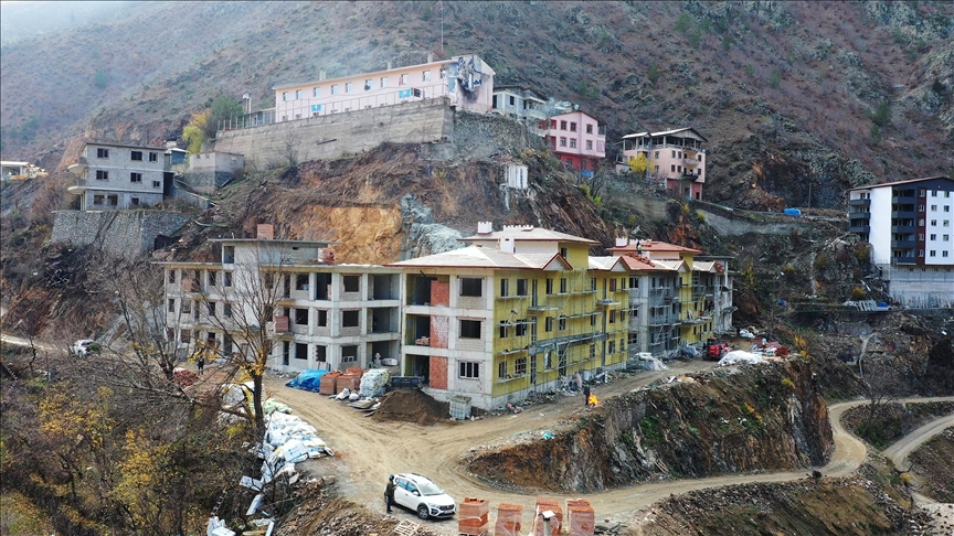 Yusufeli'nde yangınzedeler için inşa edilen afet konutları hızla yükseliyor