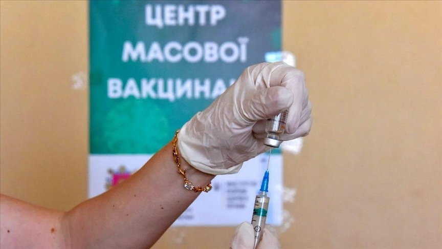 В Украине начинают вводить бустерную дозу вакцины против COVID-19