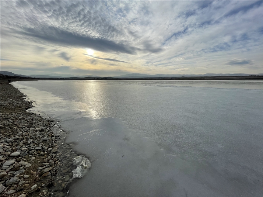Elazığ'da Cip Baraj Gölü kısmen buz tuttu