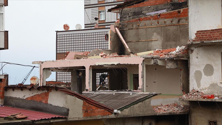 İyidere ilçesinde dere yatağındaki binaların kontrollü yıkımına başlandı