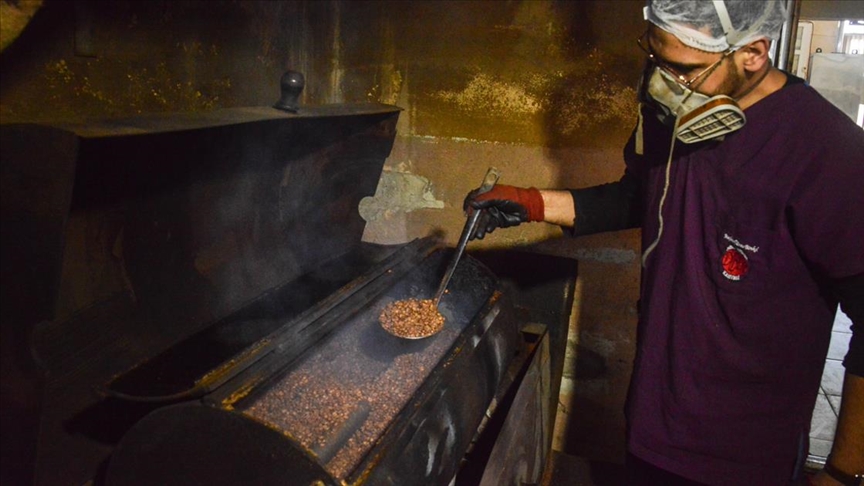 Dede mirası makine ile dibek kahvesi üretiyor