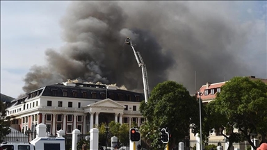 Incendie du Parlement sud-africain: un suspect présenté devant les juridictions