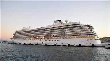 إيطاليا تعزل 150 مصابا بكورونا على متن سفينة سياحية