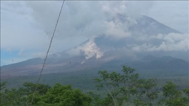 Gunung Semeru kembali muntahkan awan panas, jarak luncur capai 5.000 meter