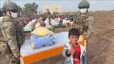 Турецкая армия раздала детские кроватки и одеяла на севере Сирии