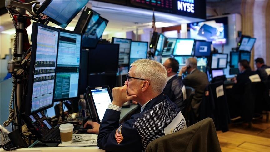 US stocks extend losses amid hawkish Fed minutes