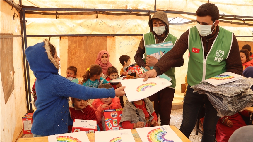 Турция оказала поддержку школьникам в Идлибе