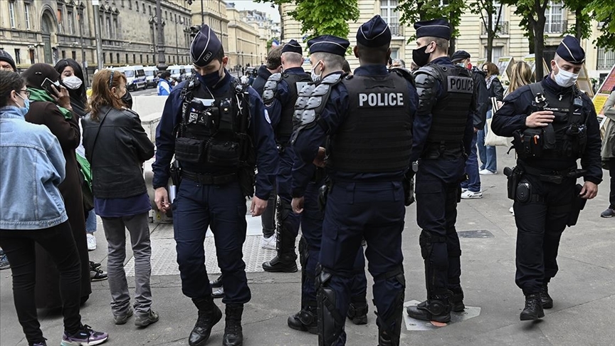 Fransada 6 polis, ırkçı hakaret ve şiddetten hapis cezasına çarptırıldı